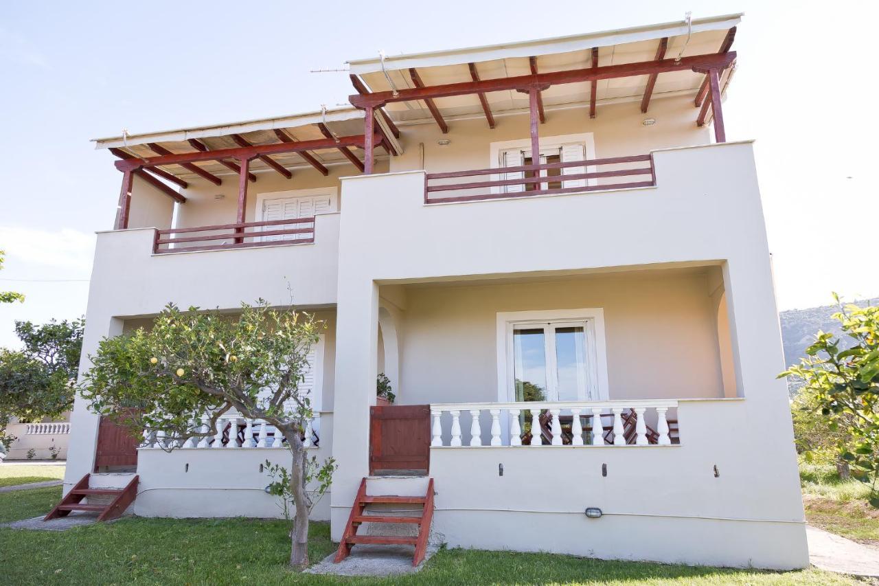 Caposaldo Apartments Акрата Екстериор снимка